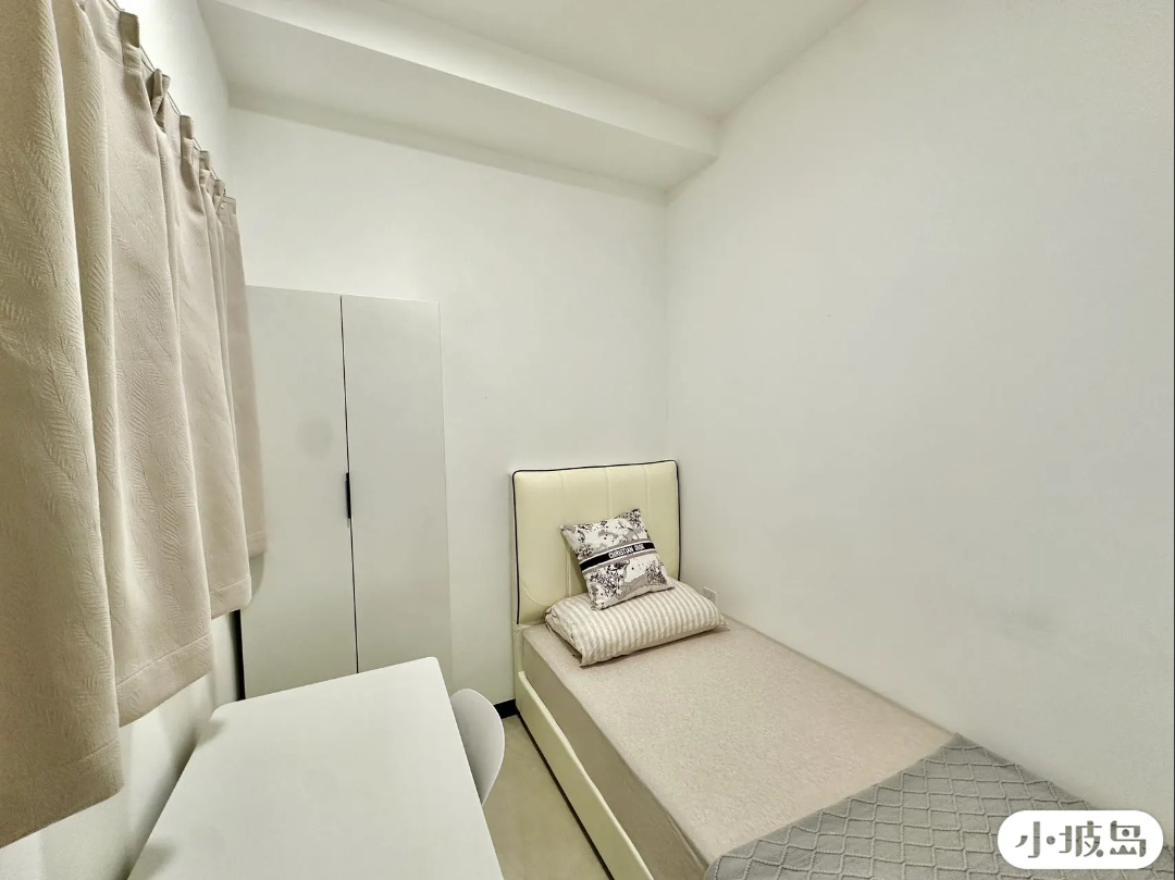 Near NUS, female-only common room, 110063367698071938110