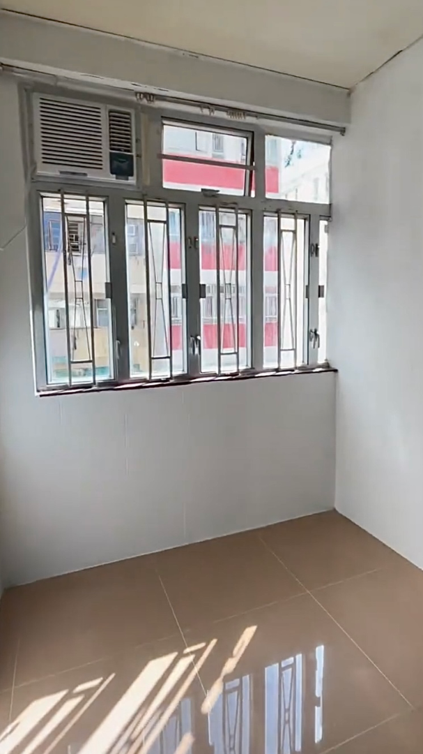 City center, one bedroom and one living room, near Sham Shui Po MTR station63424421158658112