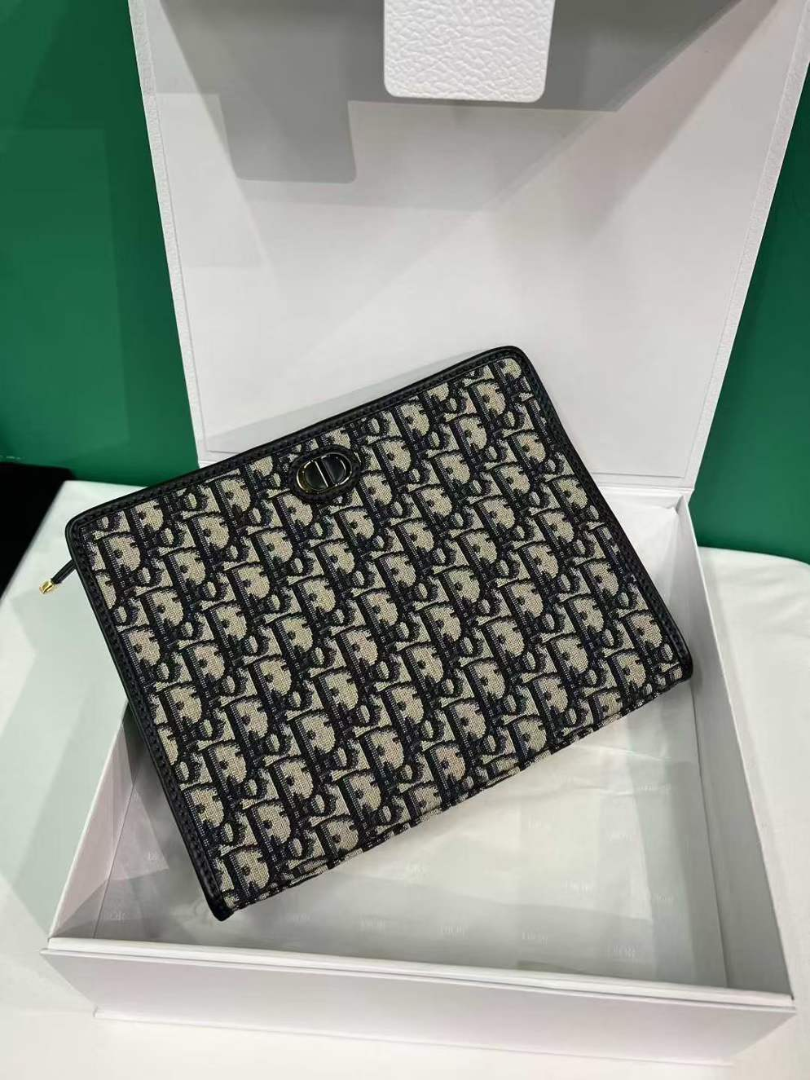 Dior Men’s Oblique Pouch Clutch – Iconic Monogram | Excellent Condition8 Dior Men’s Oblique Pouch Clutch – Iconic Monogram | Excellent Condition63227477169026118