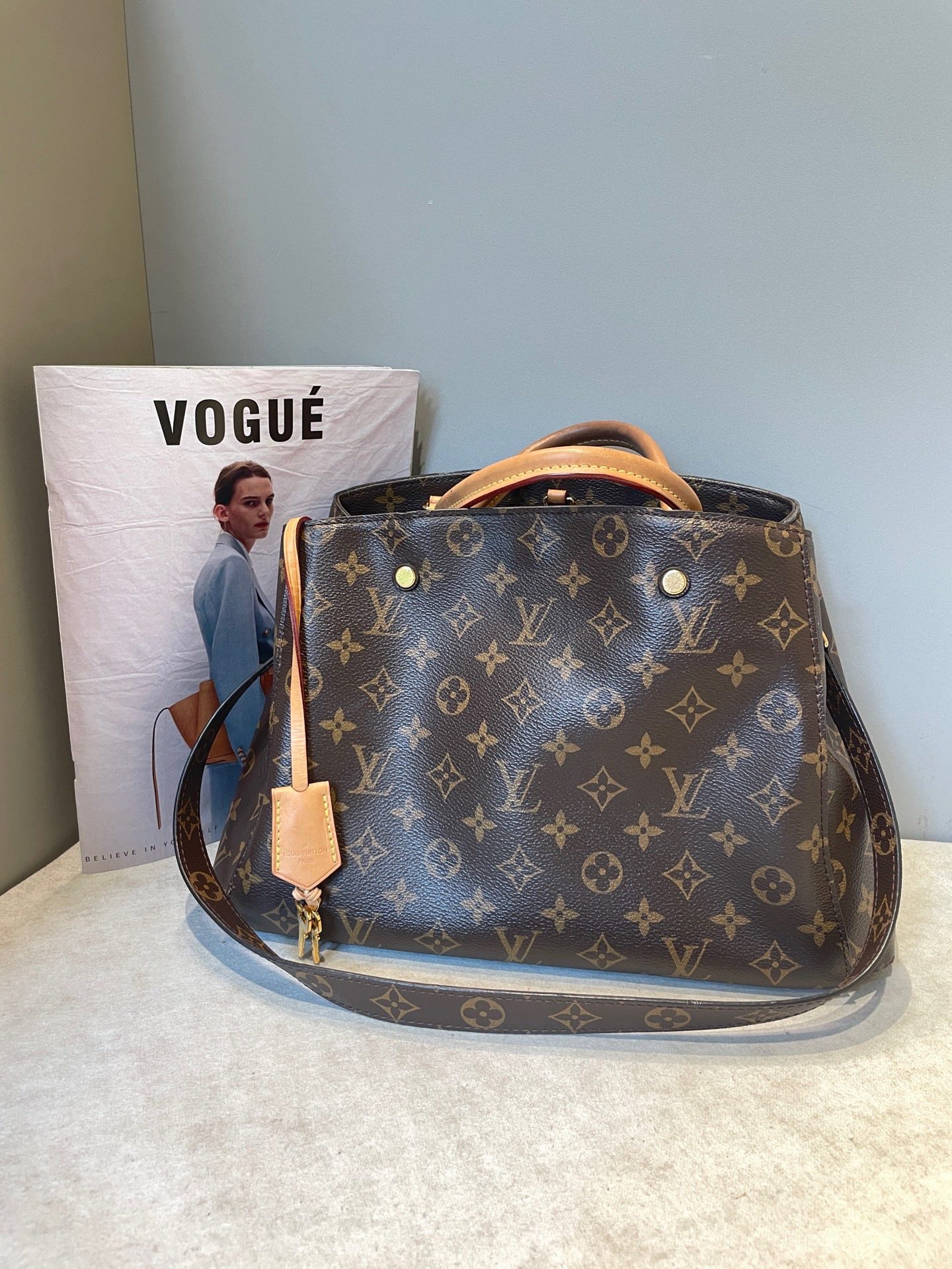 Bolso de mano y al hombro LV/Louis Vuitton, serie Montaigne, mediano, con monograma clásico