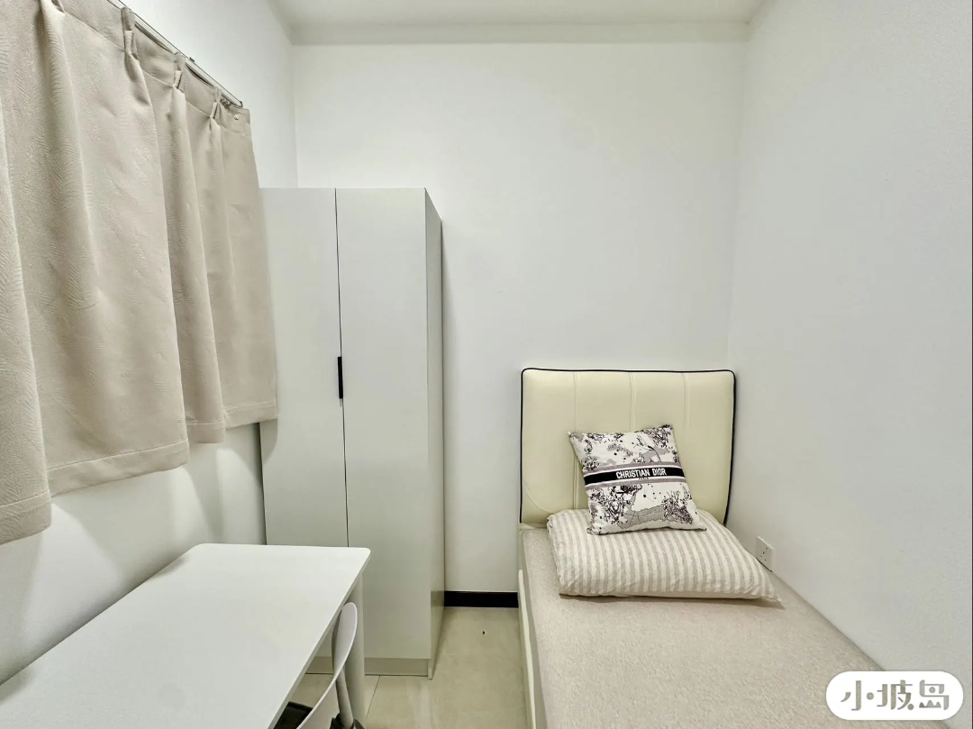 Near NUS, female-only common room, 110063367698071938111