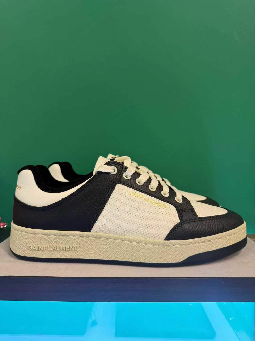 SAINT LAURENT Men’s Sneakers – Size 42 (Pre-Owned)63817374488833110