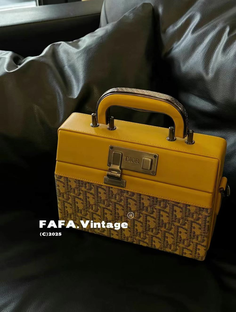 حقيبة داريوال vintage بقفل – صفراء بعلامة داريوال | مستعملة | للجنسين63228201127298113