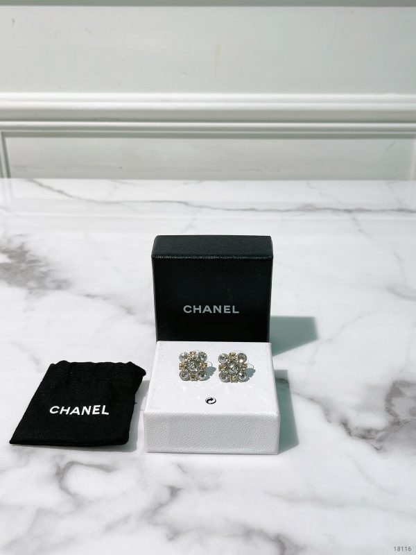 CHANEL EARRINGS64320497697282110