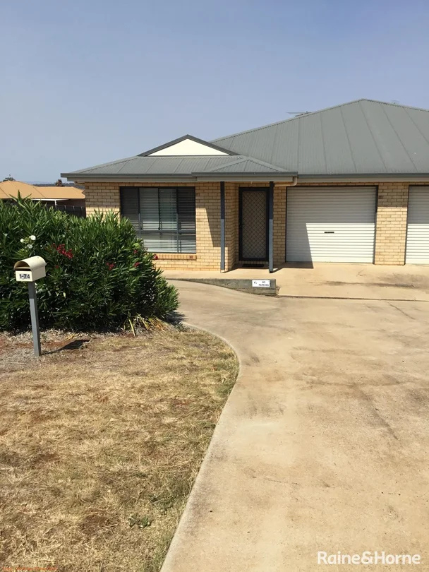 1&2/74 Windsor Circle, Kingaroy QLD 4610