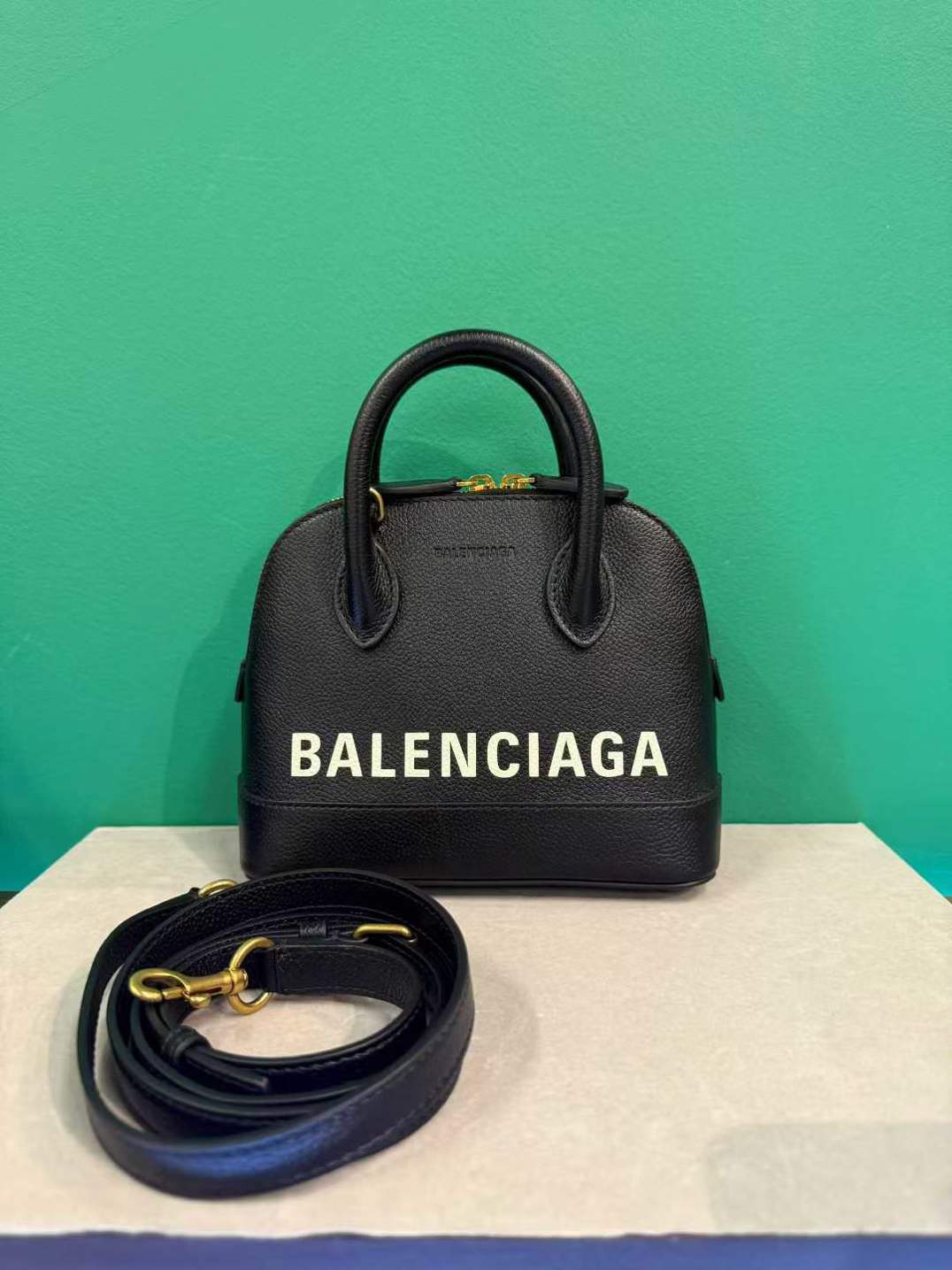 Balenciaga Shell Bag – Pre-Owned63817303097985110