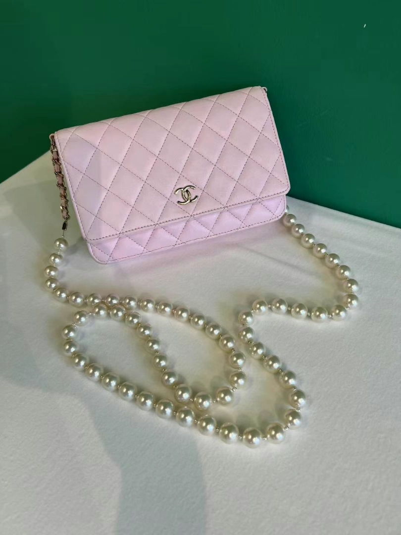Chanel Pink Pearl Chain WOC – Excellent Condition | Chip Authenticated63227980835074110