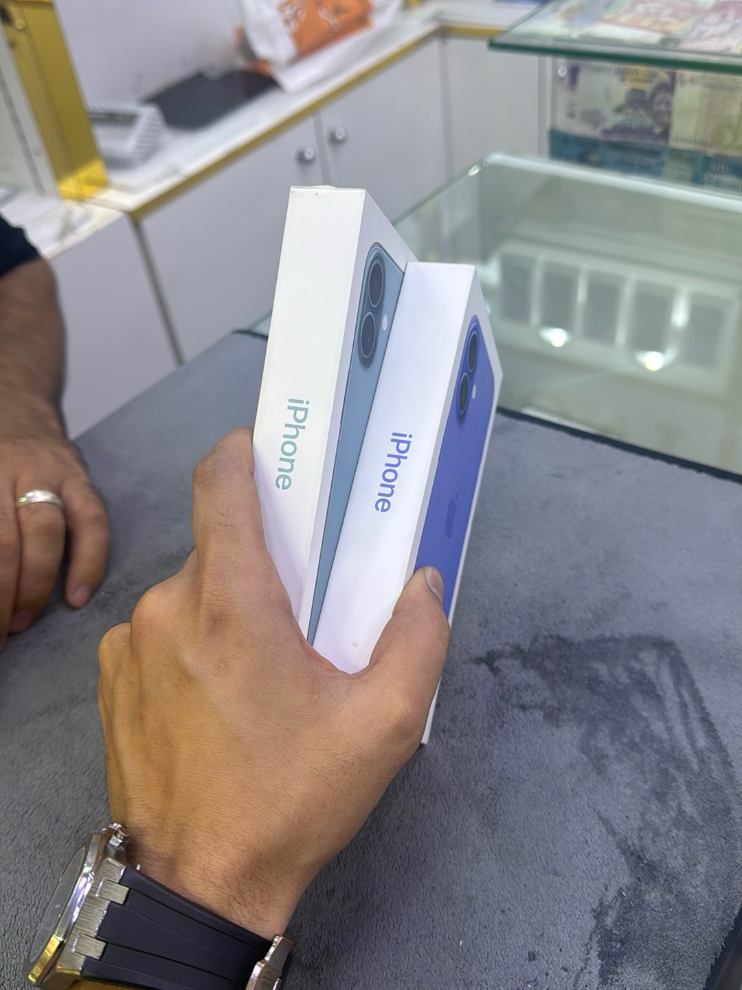 iPhone 1664446155748482112