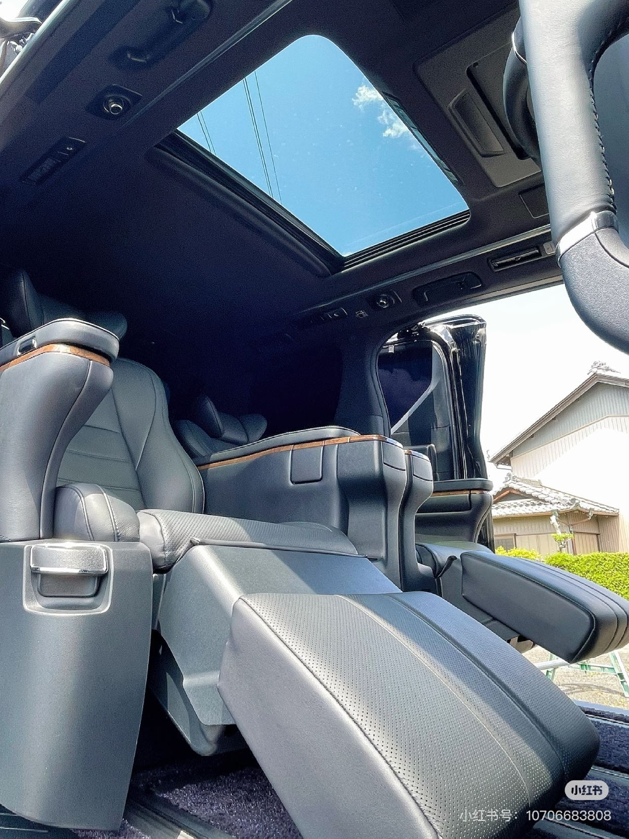 Two 3.5V6 Vellfire vehicles shipped to New Zealand64453928669313110