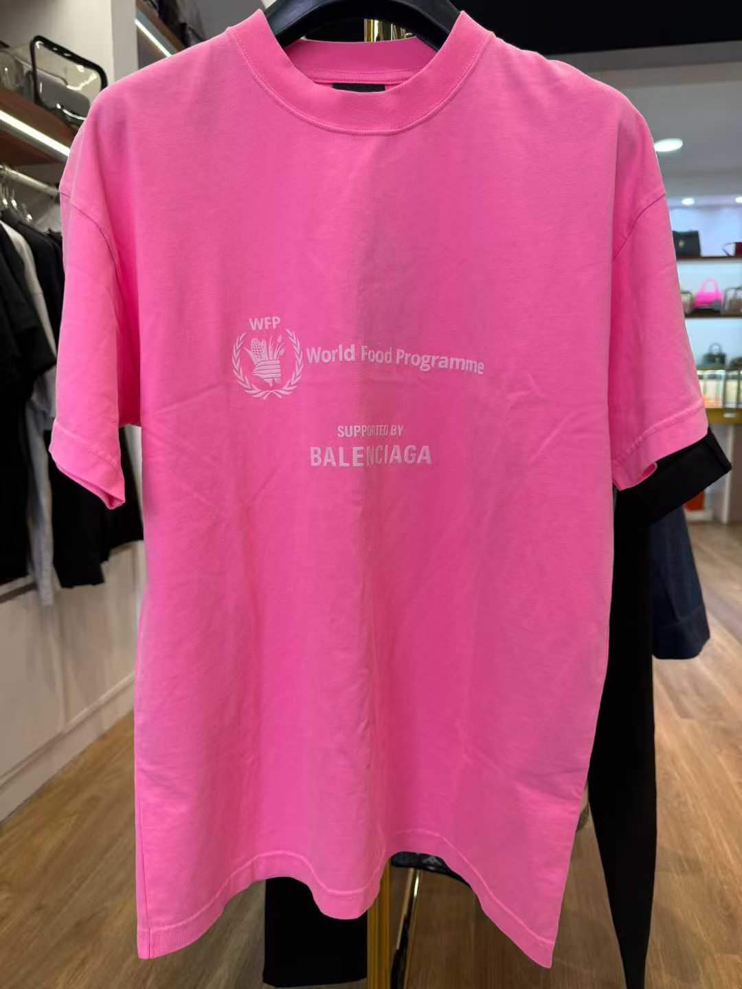 تي شيرت Balenciaga – مقاس XS (مستعمل)63828063238145110