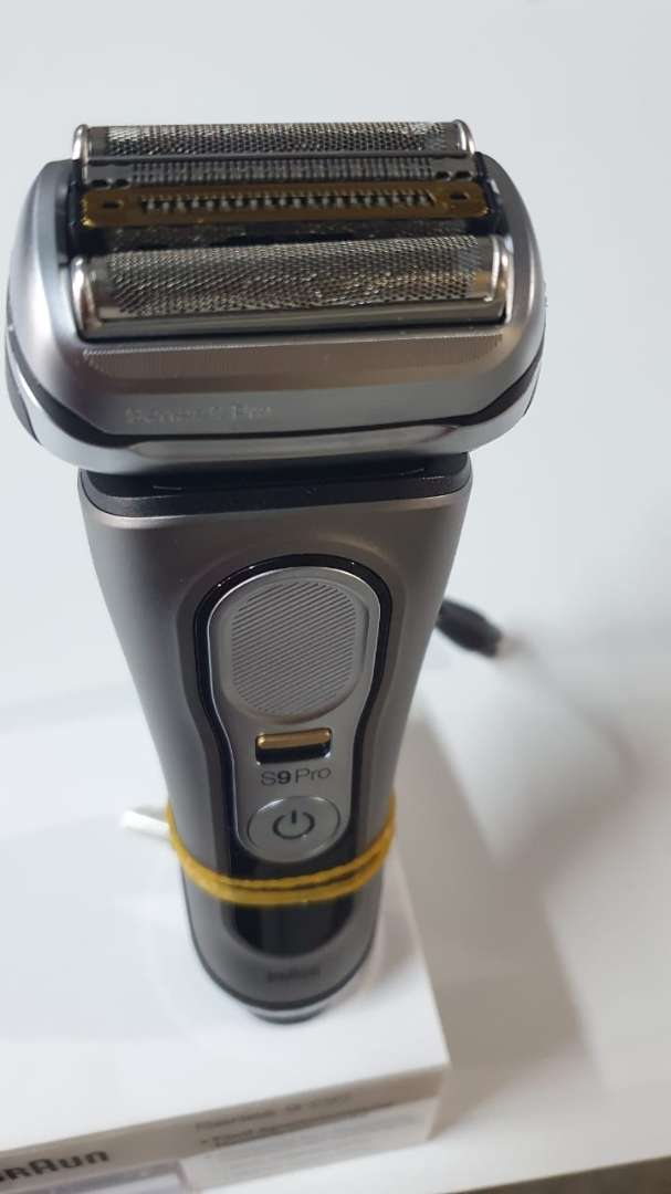 Experience a Close Shave with the Premium Electric Shaver!63362468705922112