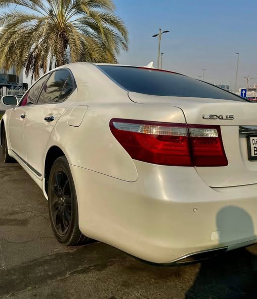 LEXUS LS 46064674888592258112