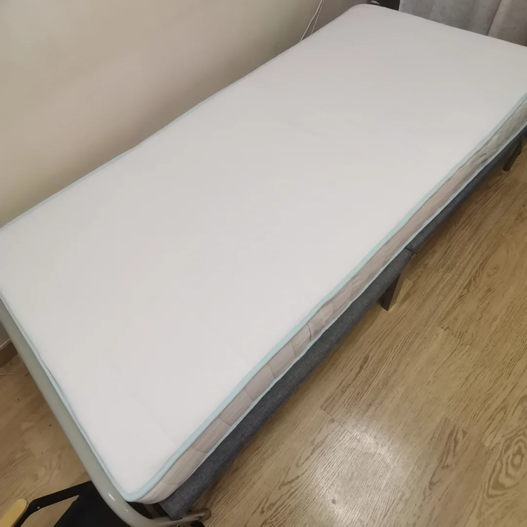 The bed frame and mattress are free of charge.63446952846467115